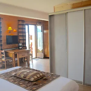 https://au-petit-cuchet.hotels-rhonealpes.com